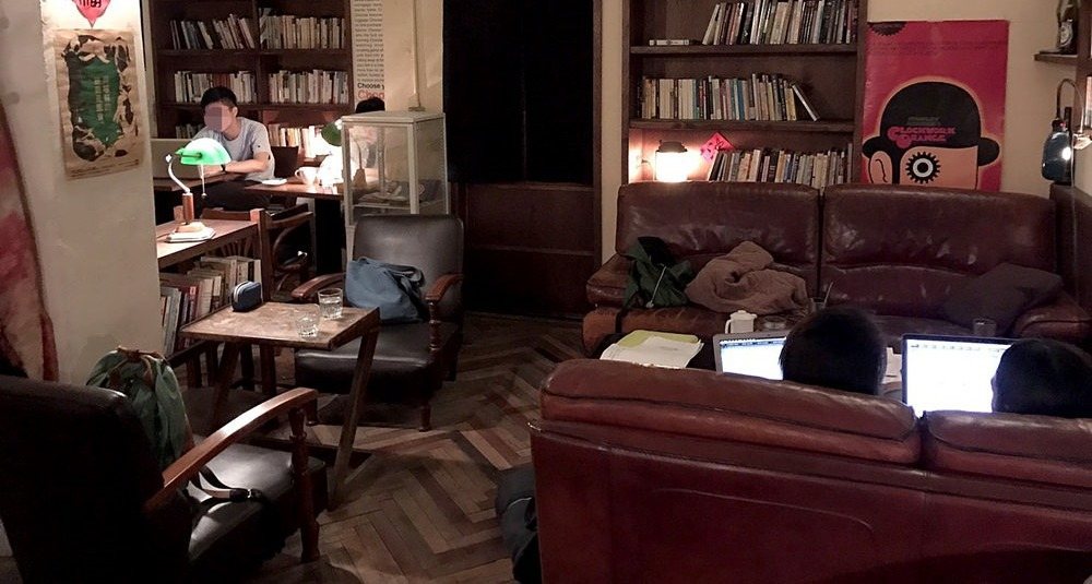 未央咖啡店 皮沙發、綠罩檯燈與滿牆藏書的閱讀角落